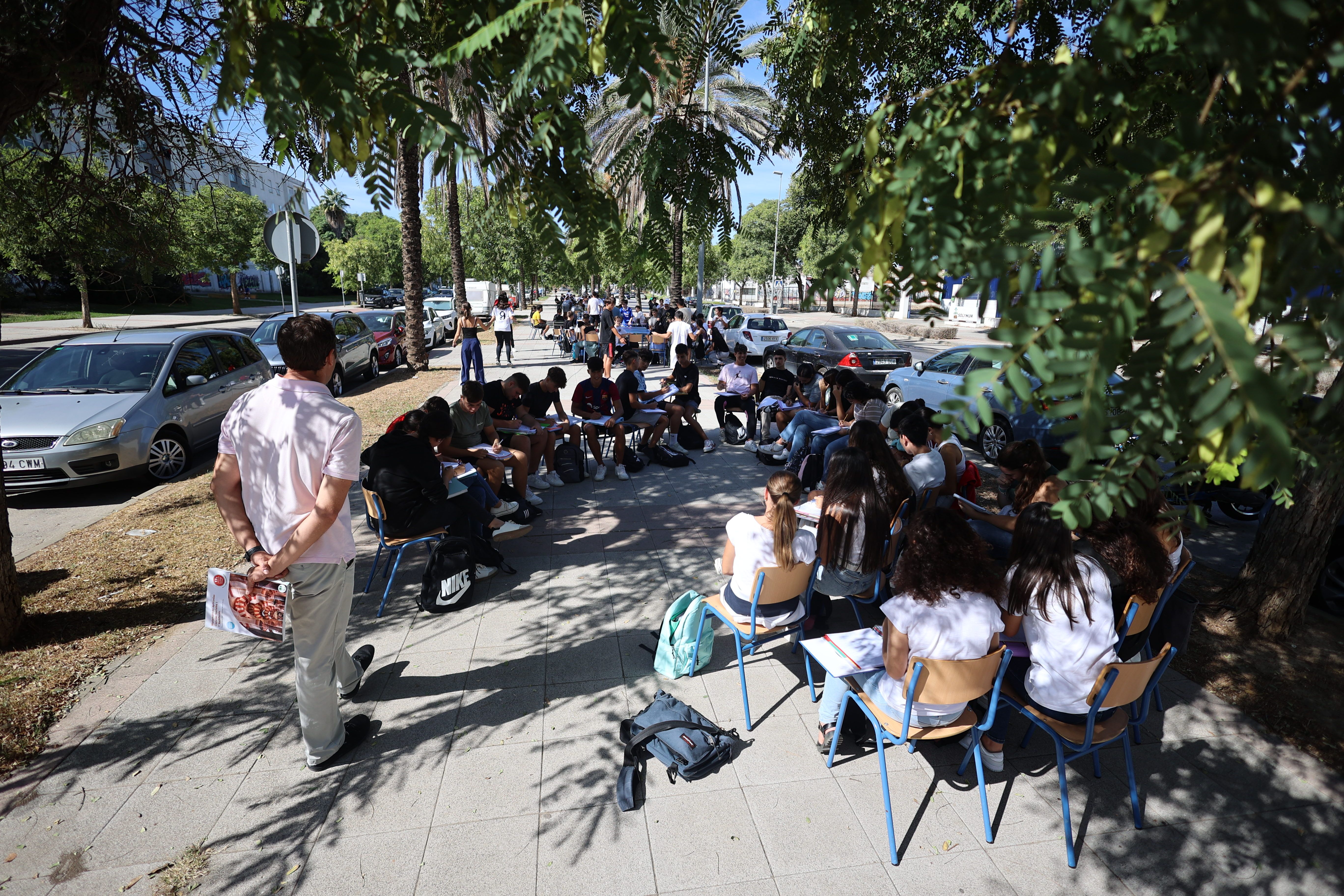 Un profesor dando clase de Matemáticas en plena calle en el IES Lola Flores de Jerez.