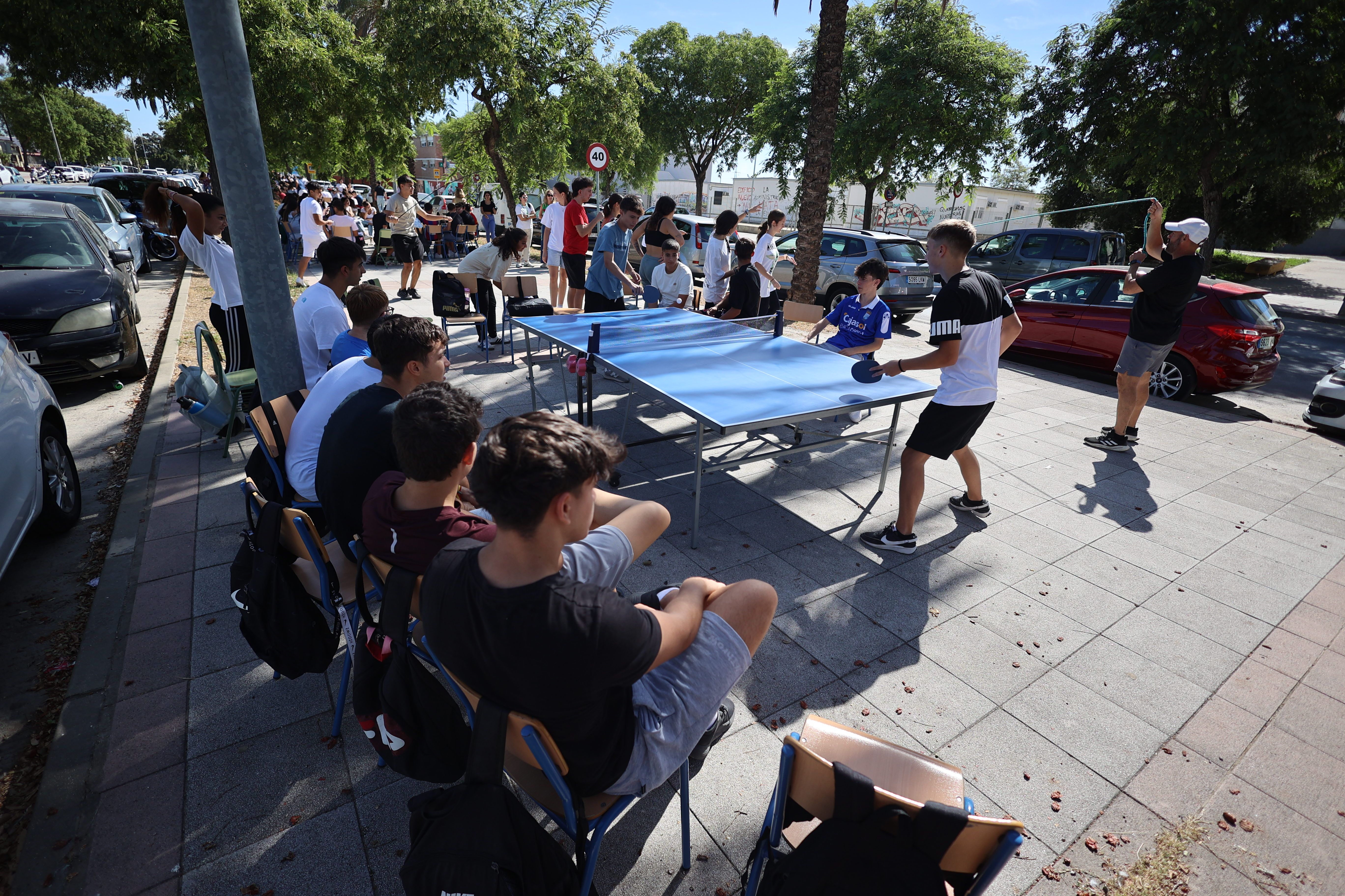 Alumnos y alumnas del Lola Flores, jugando al tenis de mesa en el bulevar.