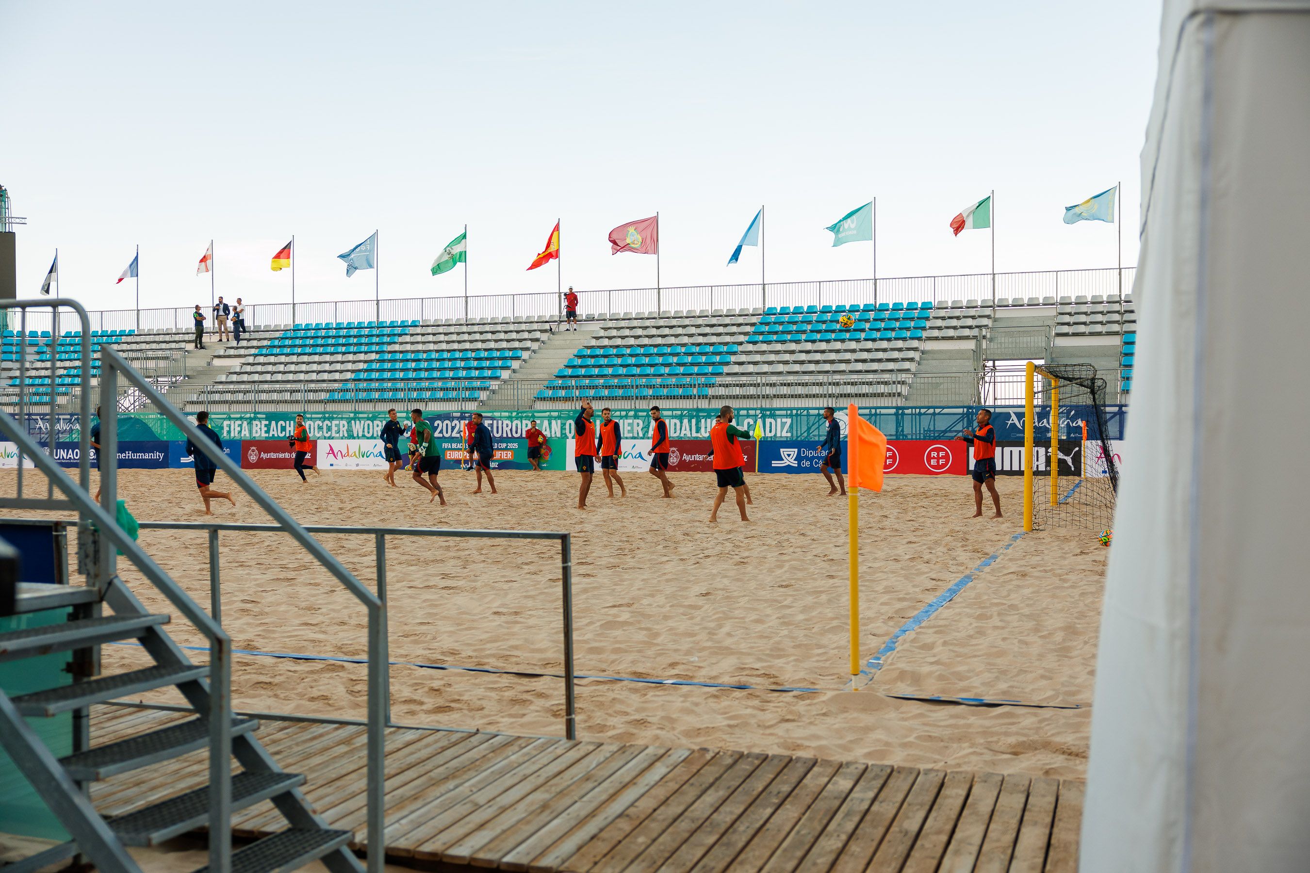 La selección de Portugal, durante un entrenamiento este miércoles en la playa de La Victoria.