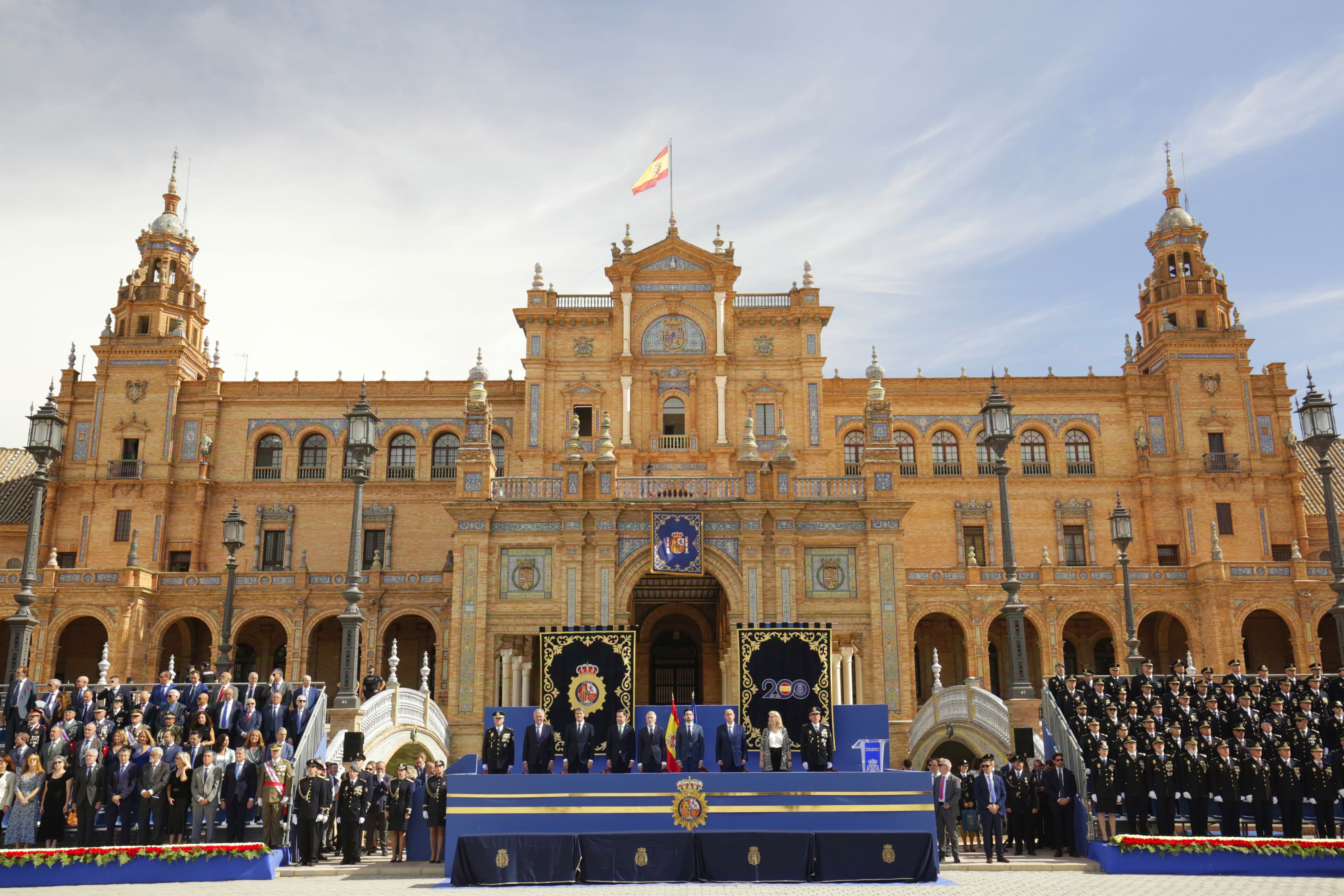 Grande-Marlaska ha presidido el acto que se ha celebrado en la Plaza de España de Sevilla.