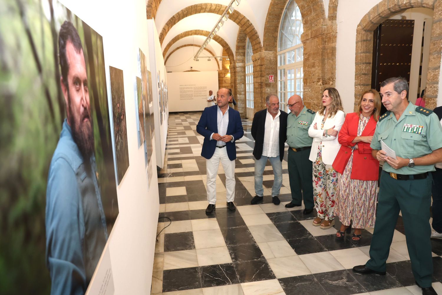 La presidenta y mandos de la Guardia Civil visitando la exposición 'Valores de la Guardia Civil'.