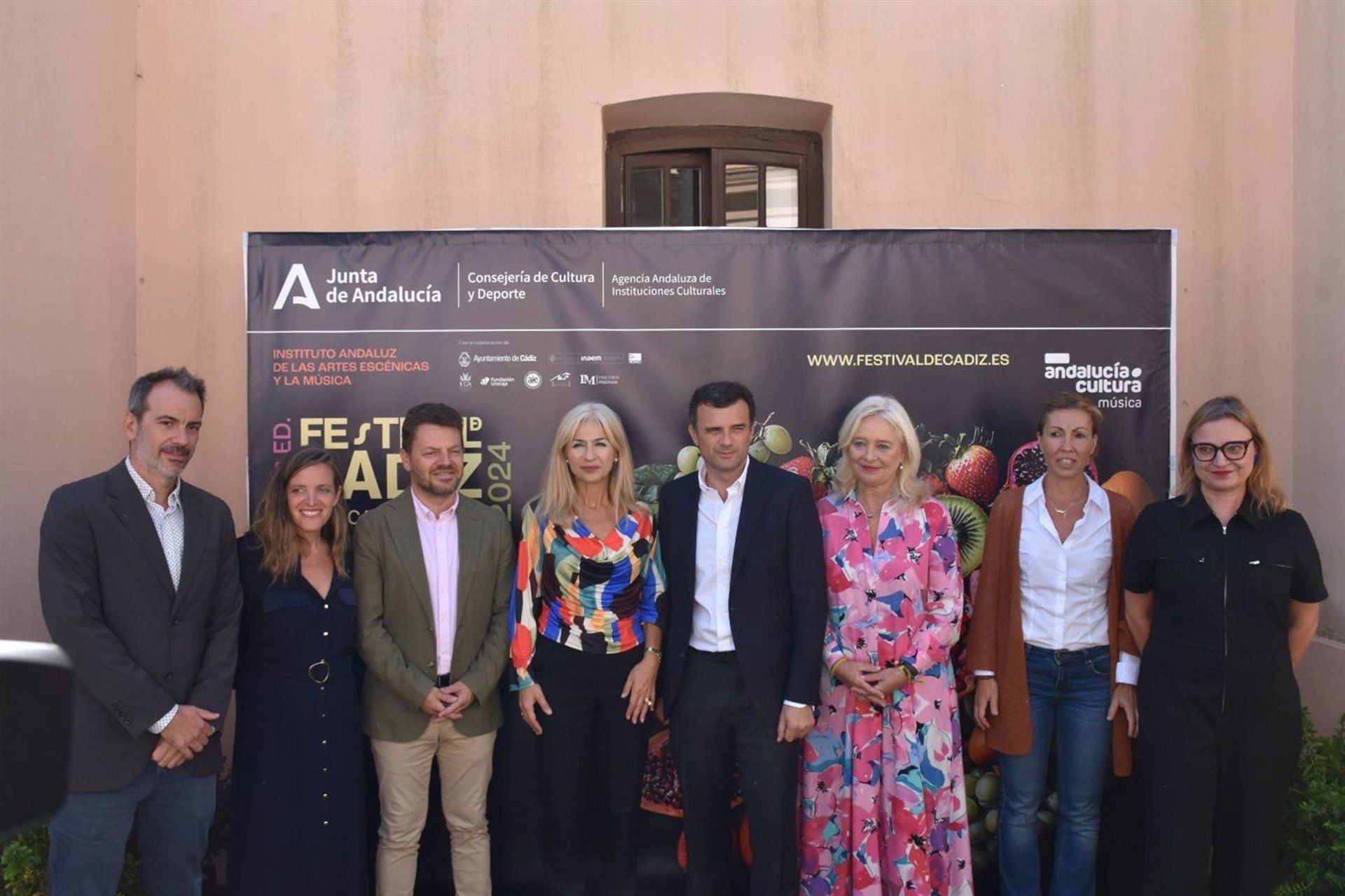 La consejera de Cultura, cuarta por la izquierda, durante la presentación en Cádiz.