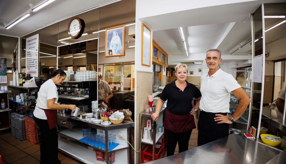 Los nuevos gerentes de la cafetería en el interior. 