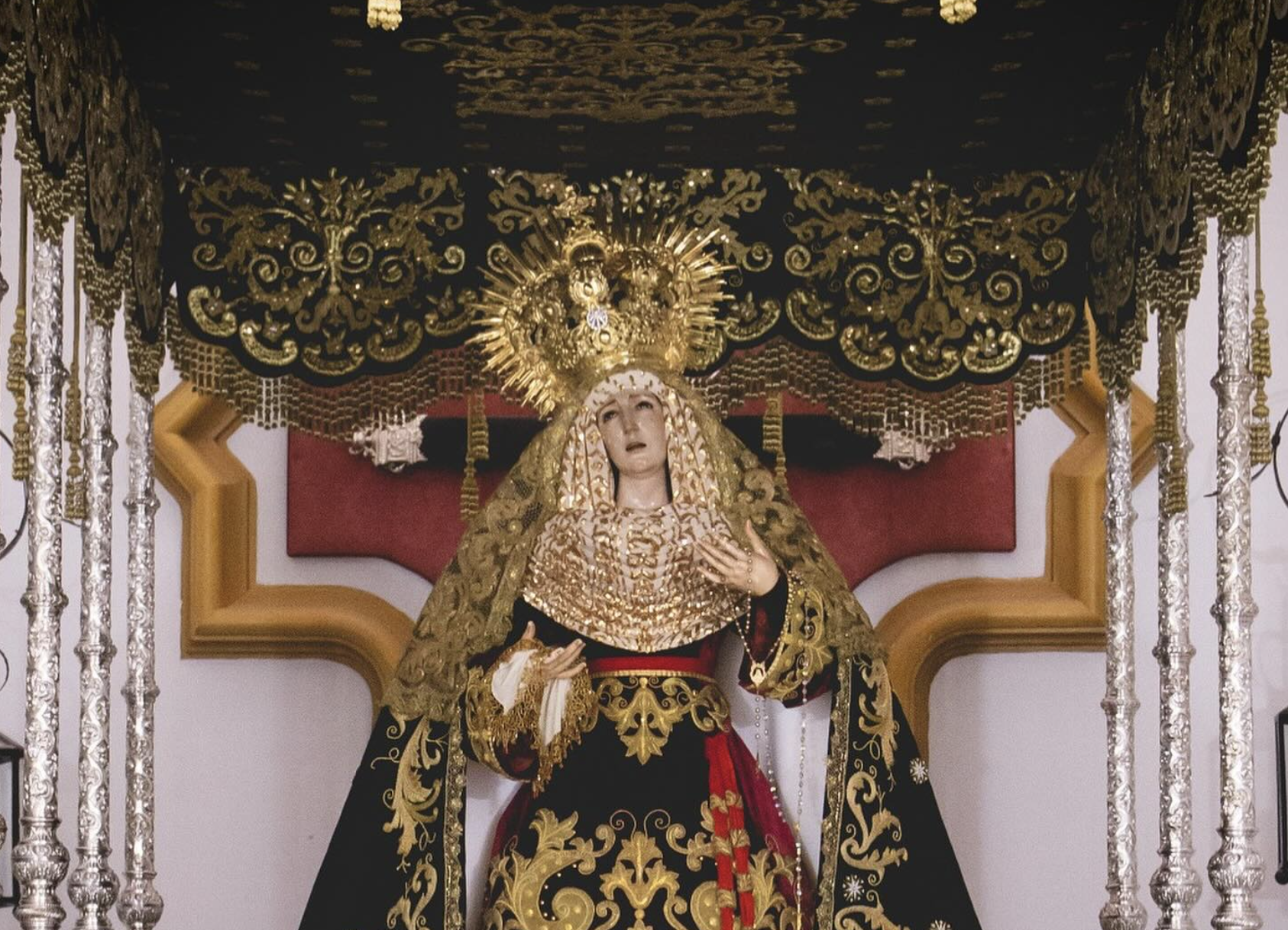 La Virgen de los Remedios, bajo palio, en una imagen histórica.