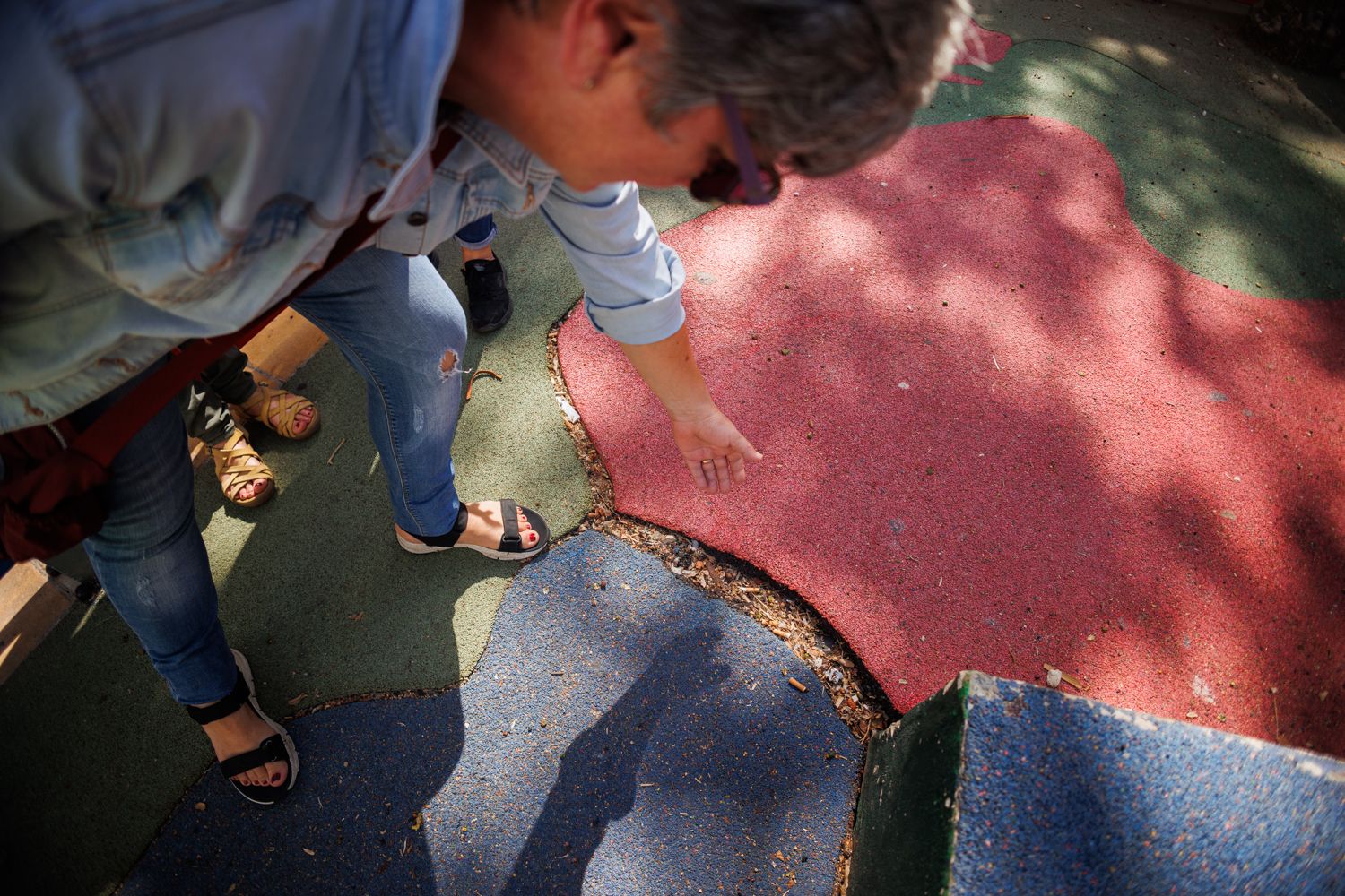 Las zonas alcochadas del parque infantil, totalmente desgastadas.