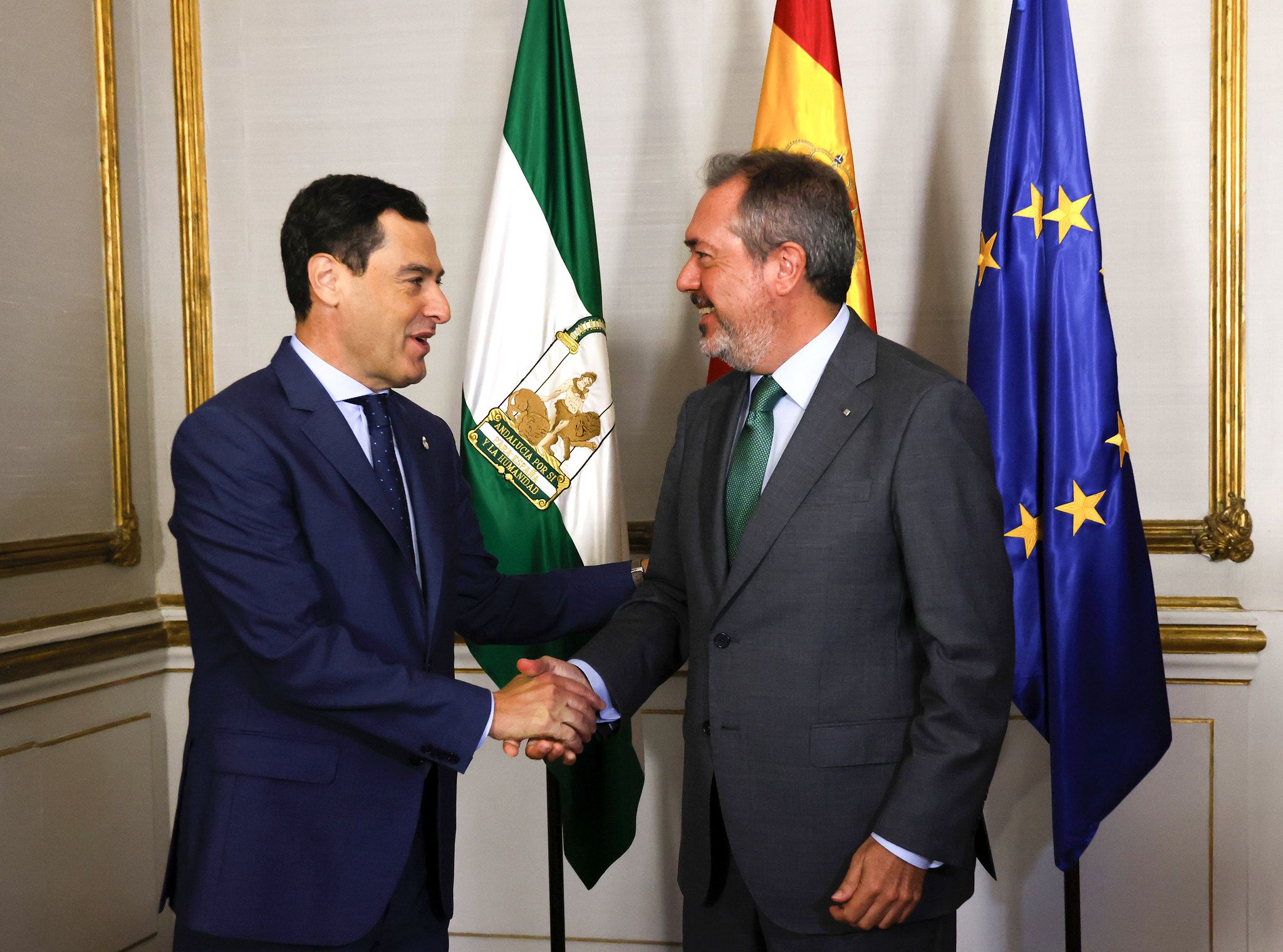 Moreno y Espadas, en el encuentro del presidente de la Junta con el líder del PSOE andaluz, la pasada semana.