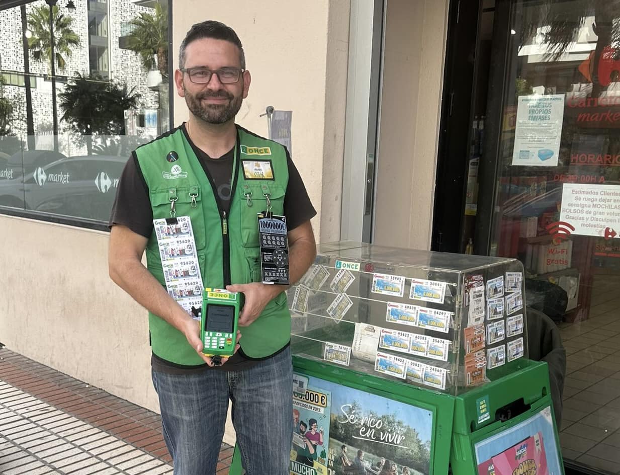 Iñaki Carreño vende un Rasca de Navidad premiado con 10.000 euros en Estepona.