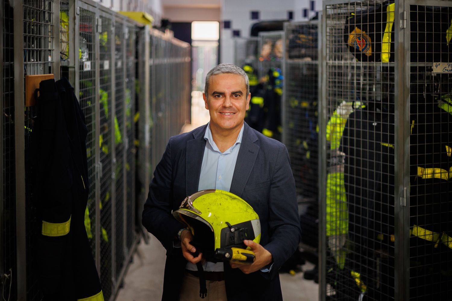 Pepe Ortiz, con un casco en el vestuario del parque de bomberos de Jerez.