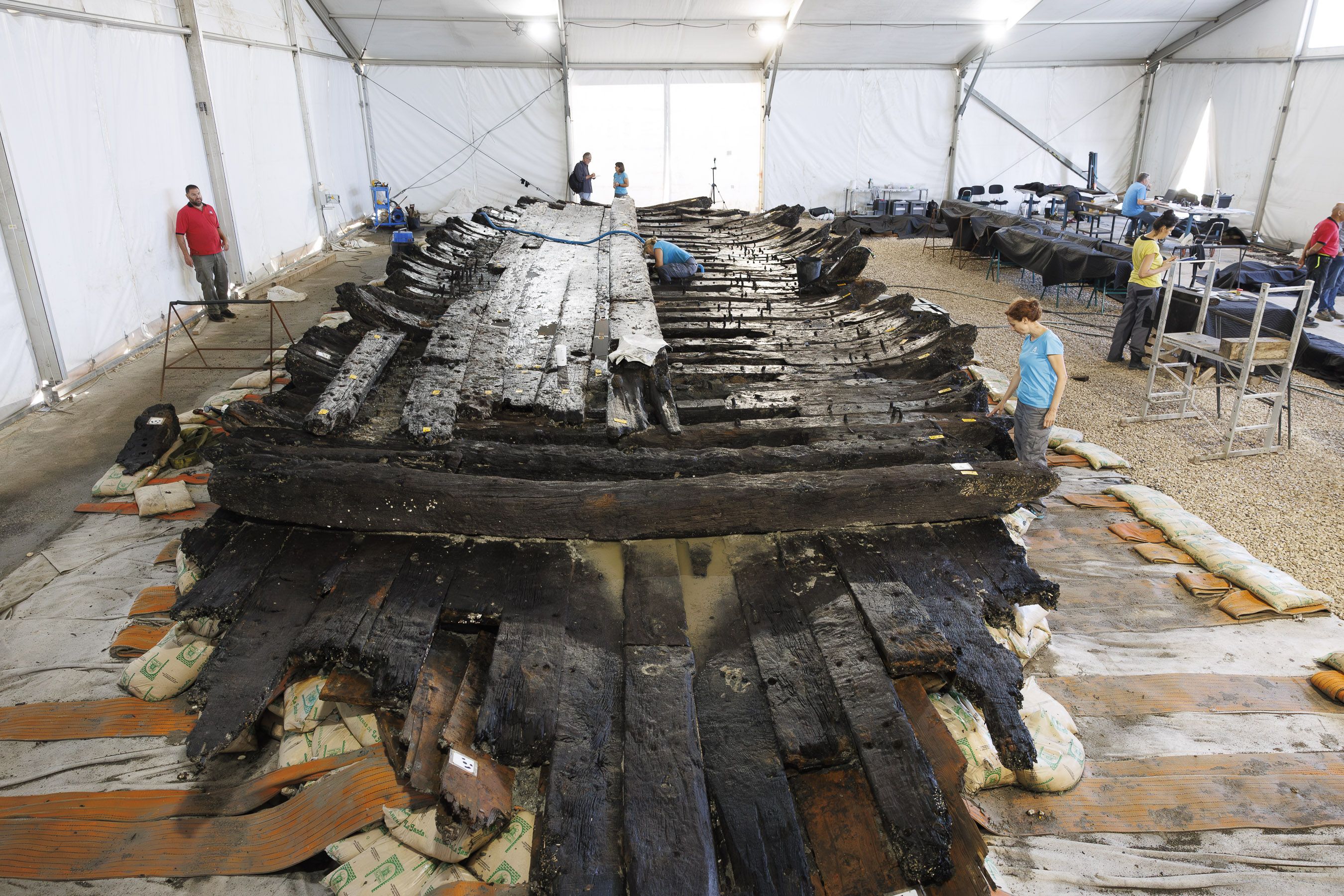 vista general del  'Delta I', el barco del siglo XVII extraído del puerto de Cádiz.