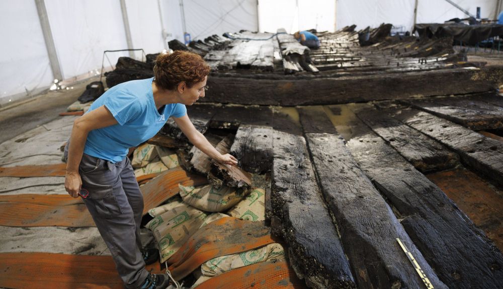 La base del casco del pecio del XVI rescatado del puerto de Cádiz, extendida en la carpa para su estudio.