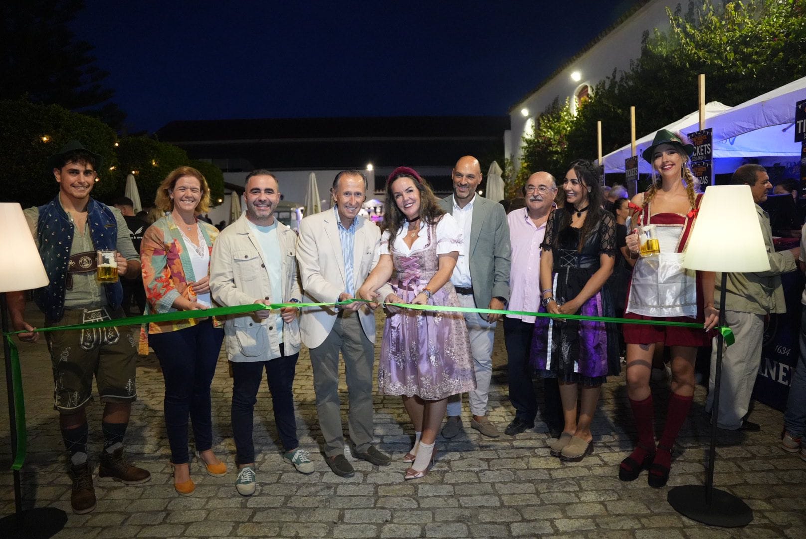 El alcalde de Chiclana, José María Román, inaugura la 'Oktoberfest' de esta localidad de la Bahía de Cádiz.