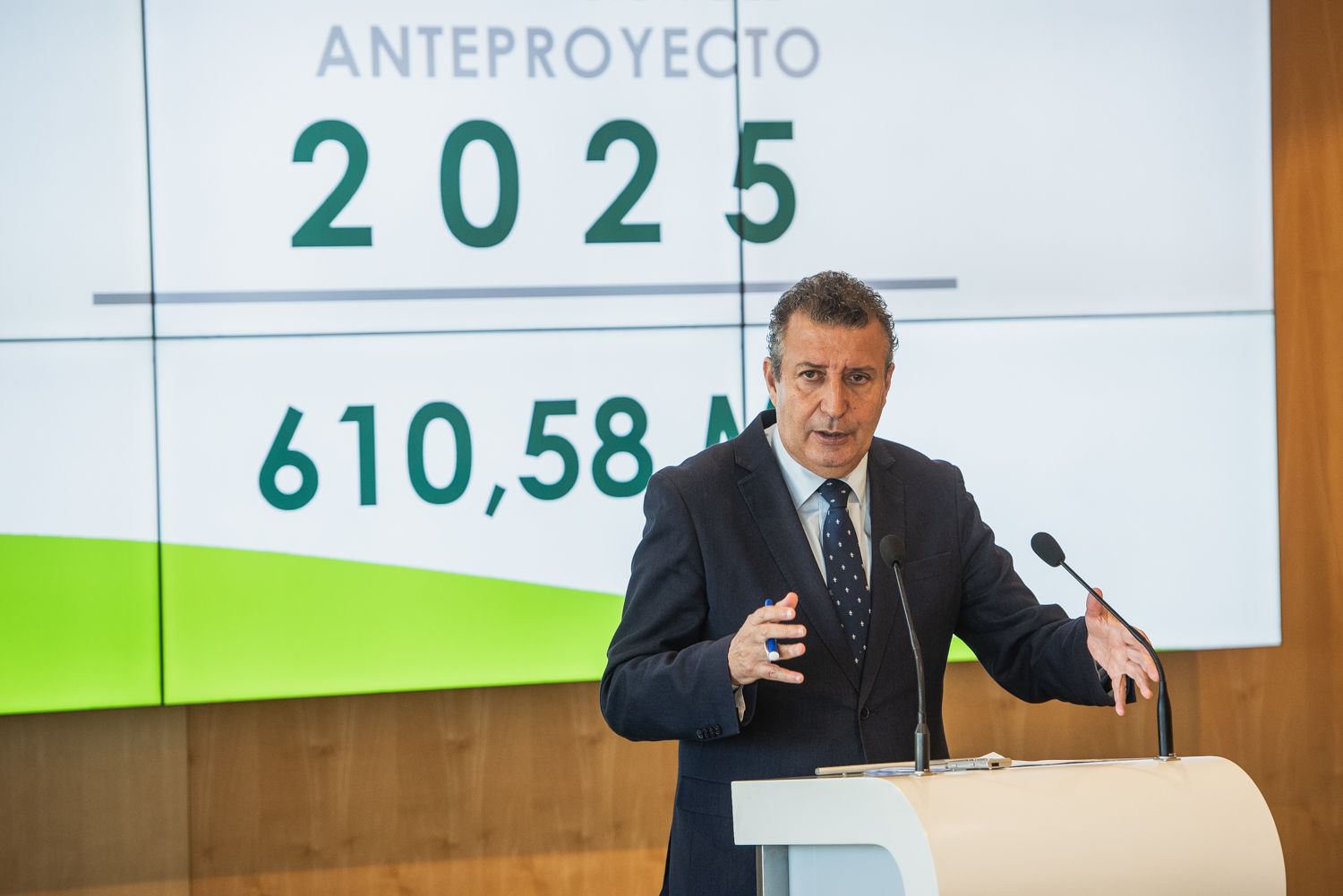 Javier Fernández, presidente de la Diputación de Sevilla, en la presentación de los presupuestos.