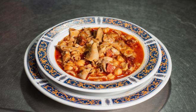 El famoso menudo con garbanzos es de los platos que más salen de la cocina de la venta El Pan.