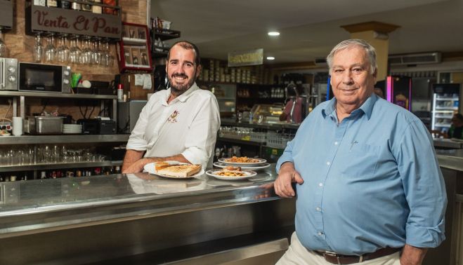 El hostelero Juan Galán, y su hijo Raúl, llevan 30 años al frente de la Venta El Pan.