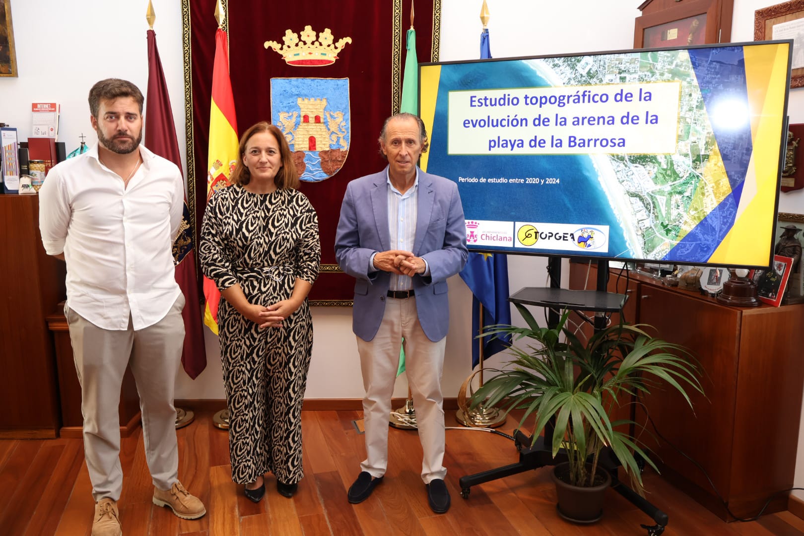 El alcalde de Chiclana, con el informe de La Barrosa.