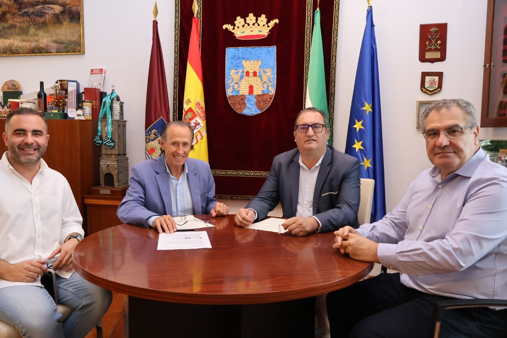 Chiclana subvenciona a las cofradías. El alcalde y el presidente en la firma del convenio.