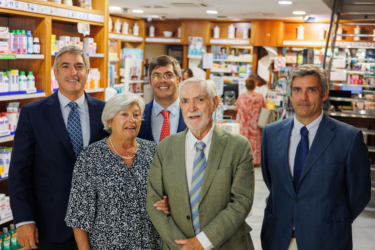 La familia Gómez Beser, en una de sus farmacias en Jerez.