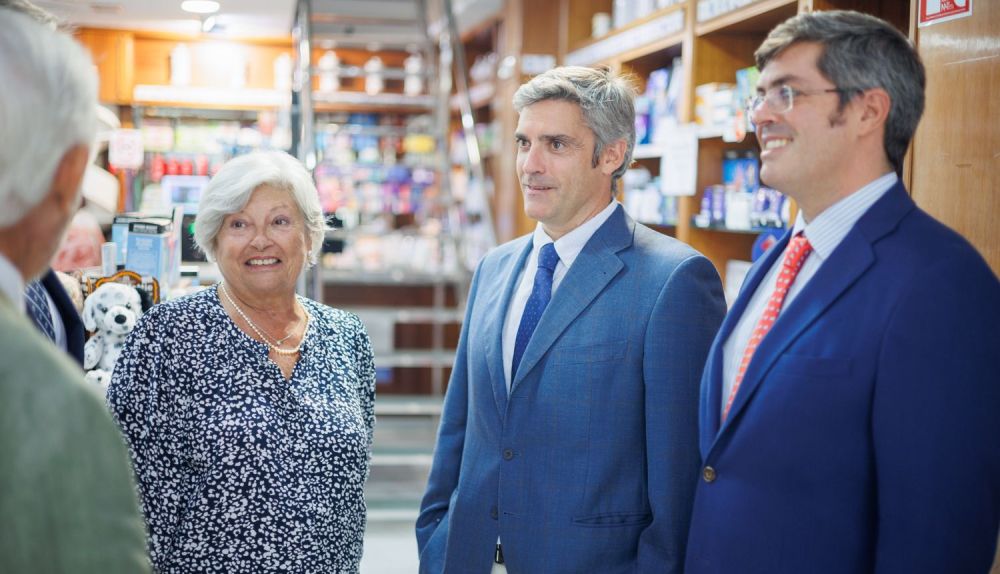 La familia, en un encuentro en la farmacia de la plaza del Caballo.