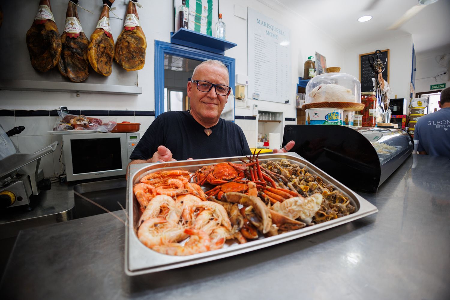 Momo posa con el marisco fresco para lavozdelsur.es