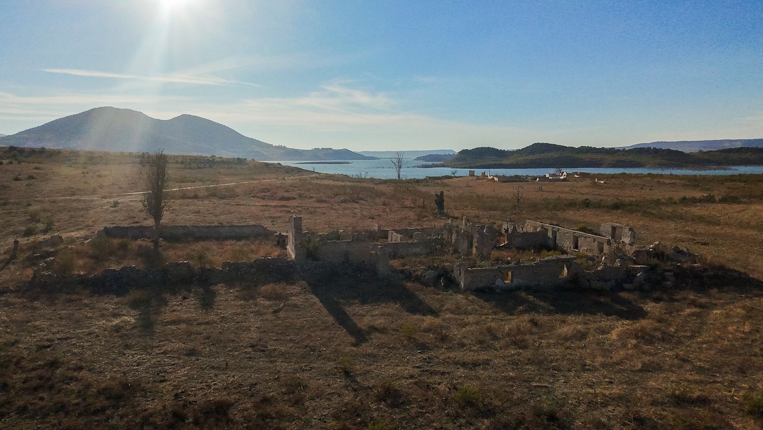 Los restos de la ermita de El Mimbral con el pantano de Guadalcacín al fondo.