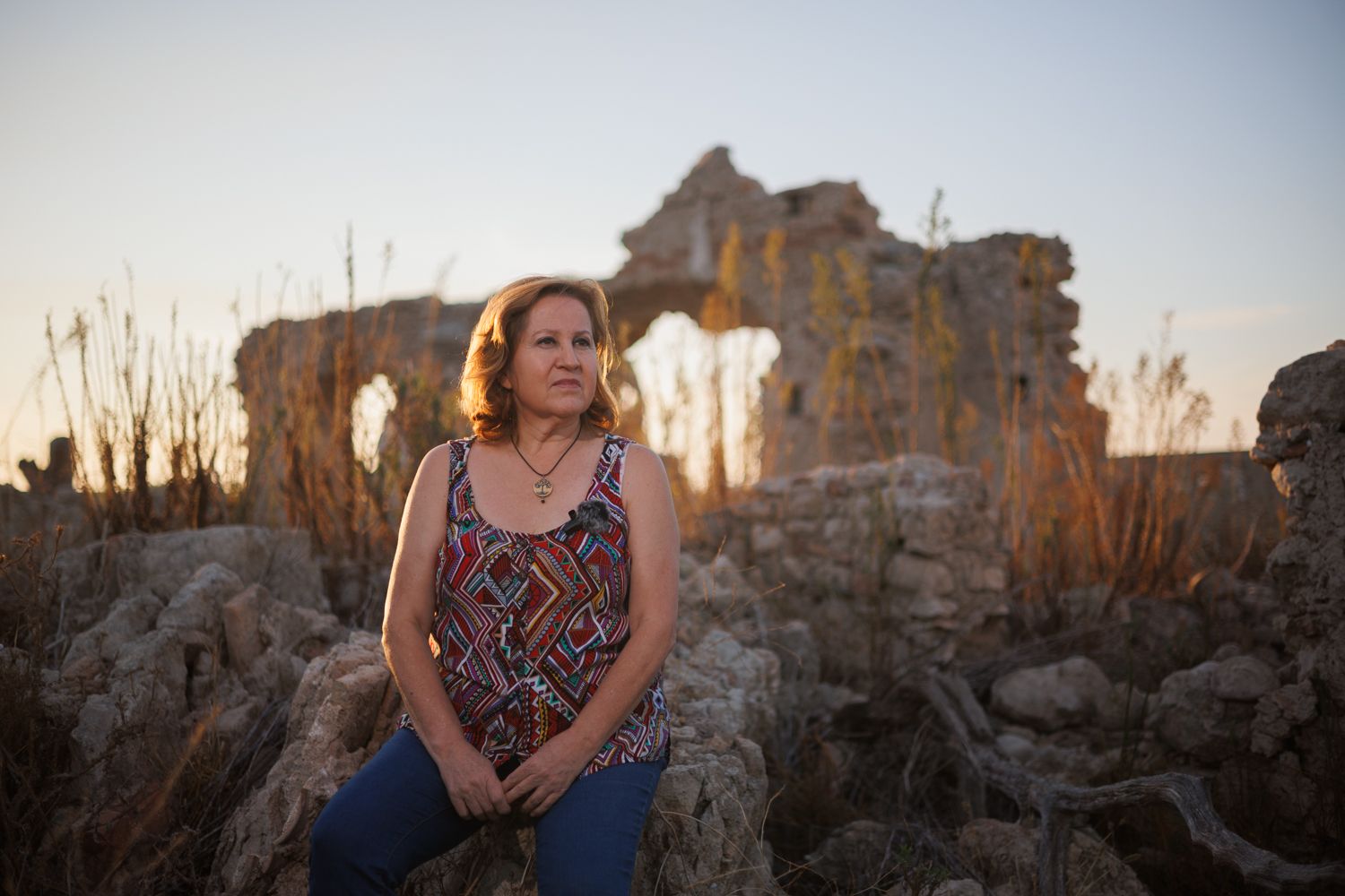 La activista Rosa Pérez Gil, delante de los restos de la antigua ermita de El Mimbral