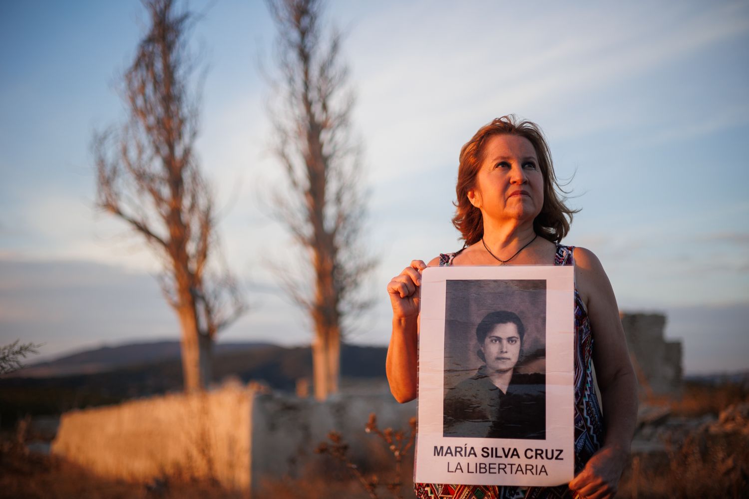 Rosa Pérez Gil con el retrato de su abuela María la 'Libertaria' posa para lavozdelsur.es en la ermita del Mimbral.