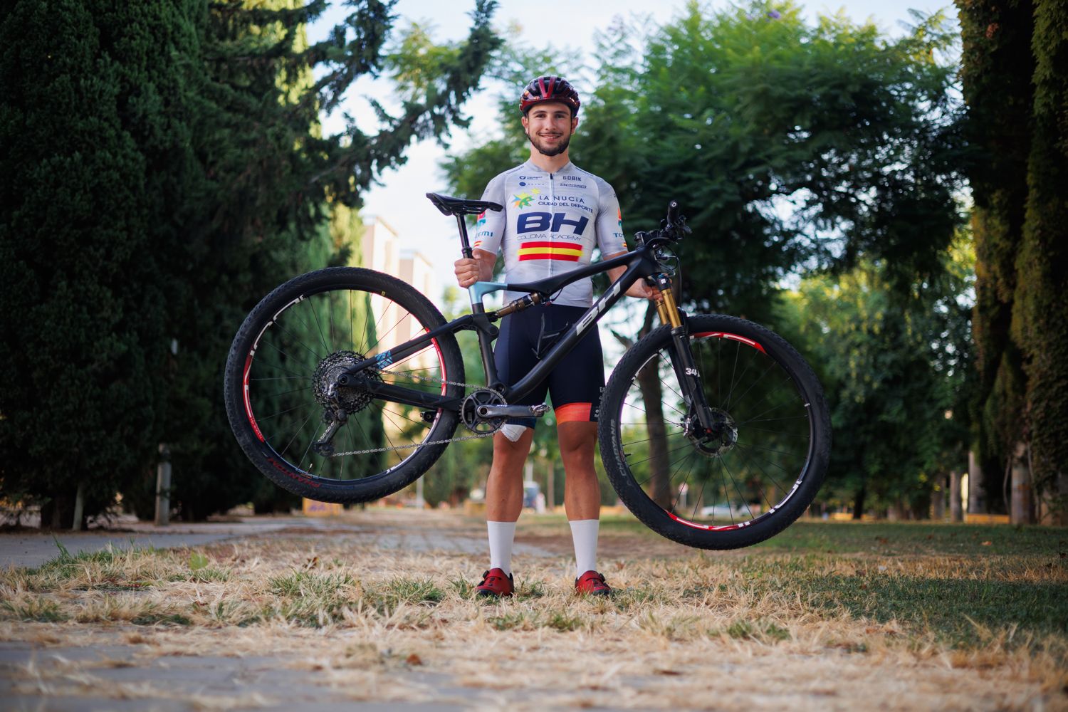 Hugo Franco, posando con su bicicleta en Jerez.