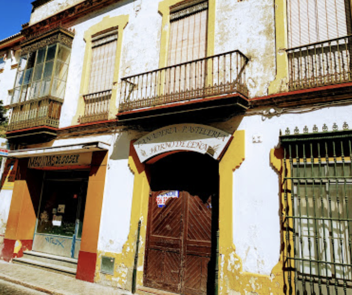 La antigua finca, con la tienda de máquinas de coser y la panadería 'Horno de Leña', en una fotografía de archivo.