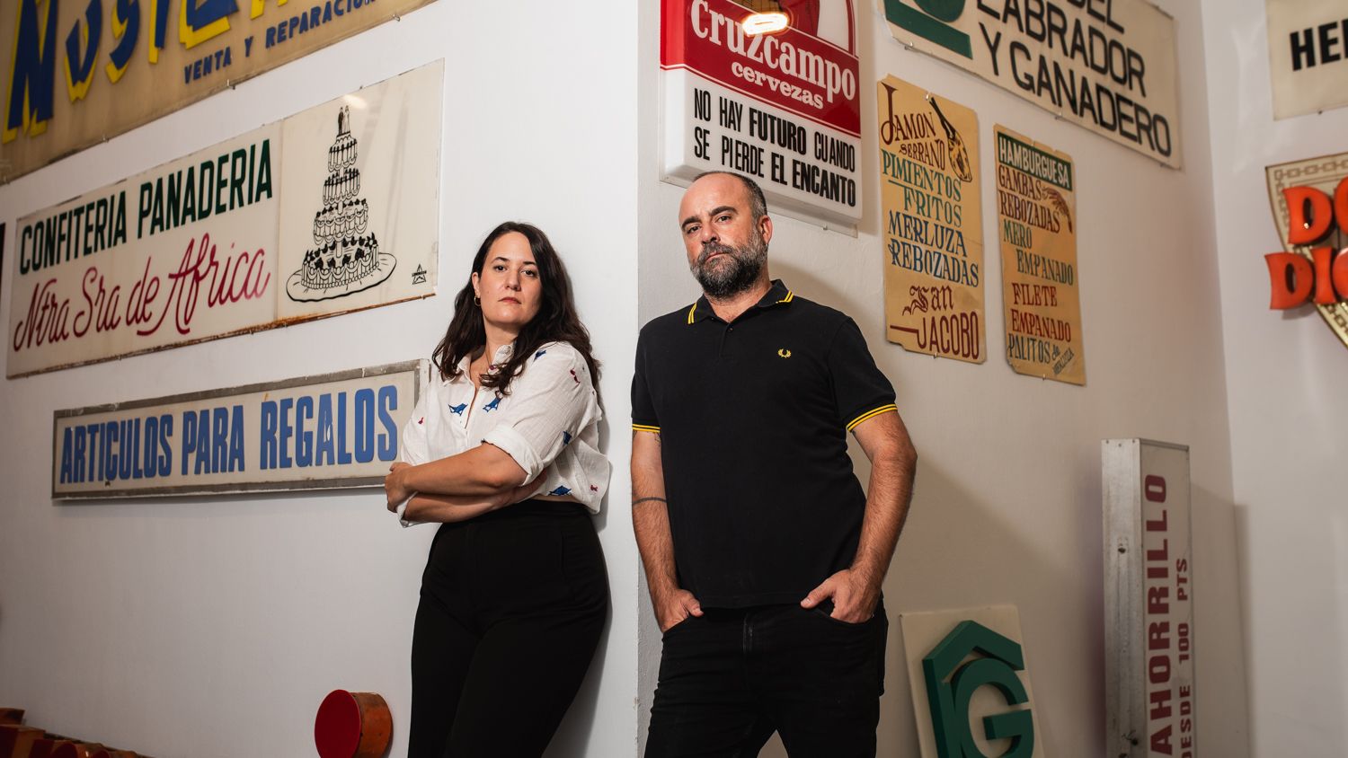 Fabiola Muñoz y Ricardo Barquín, impulsores de la exposición de rótulos de las calles de Sevilla que se estaban perdiendo.