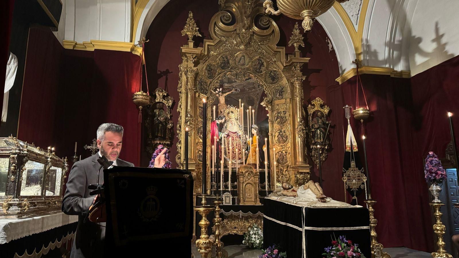 David Puerto ofreciendo la Exaltación del Calvario. 