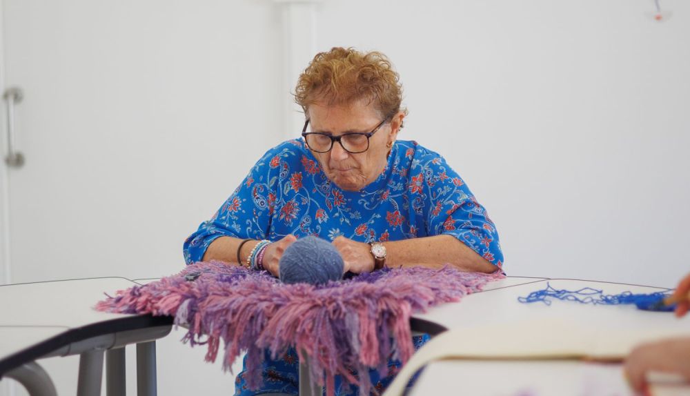 Una mujer, trabajando con la lana. 