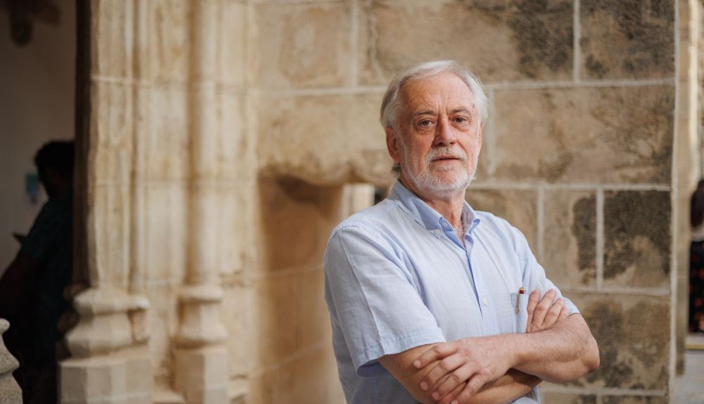 El presidente posando en el patio del claustro dominico.