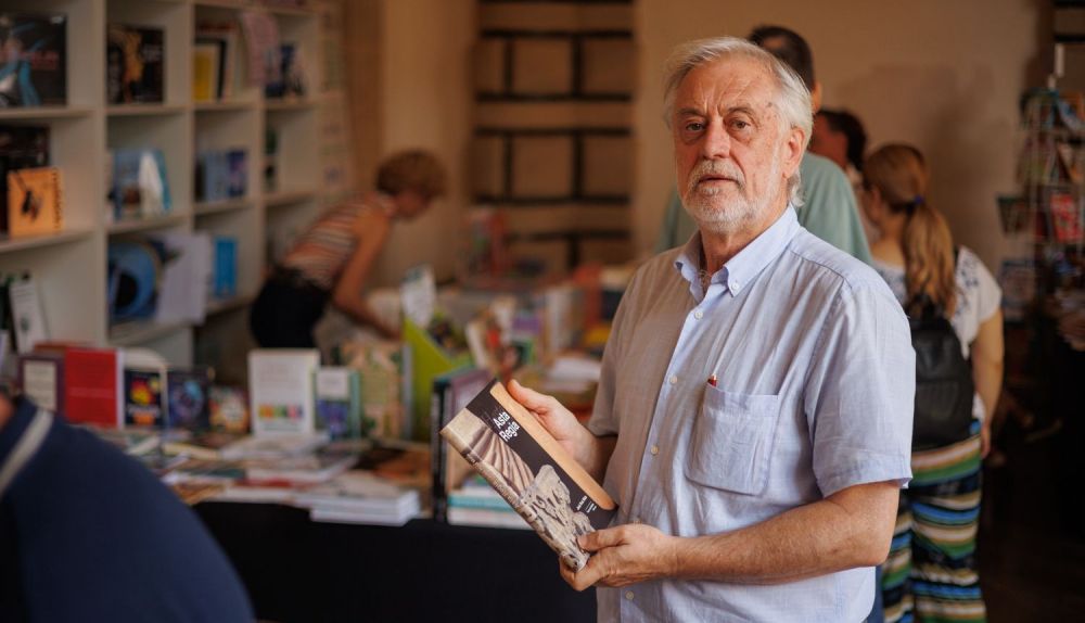 Ruiz Mata en el stand que coordina en la Feria del Libro. 