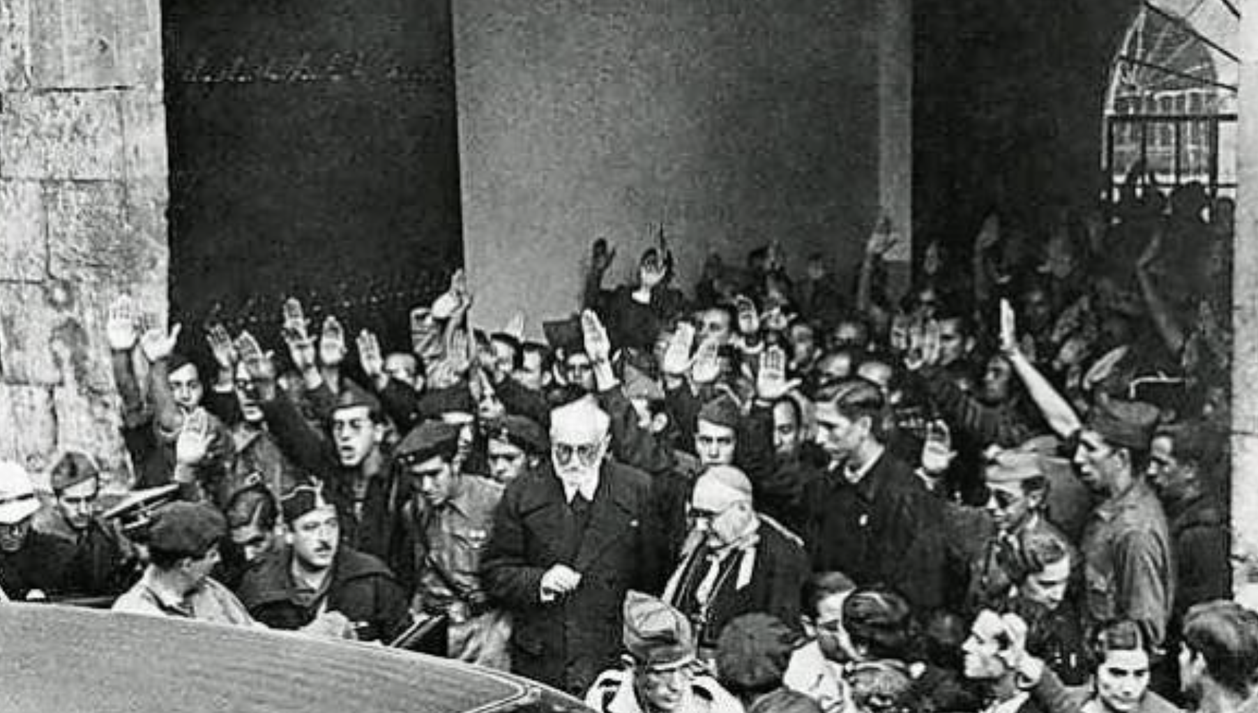 Miguel de Unamuno saliendo del Paraninfo de la Universidad de Salamanca el 12 de octubre de 1936.