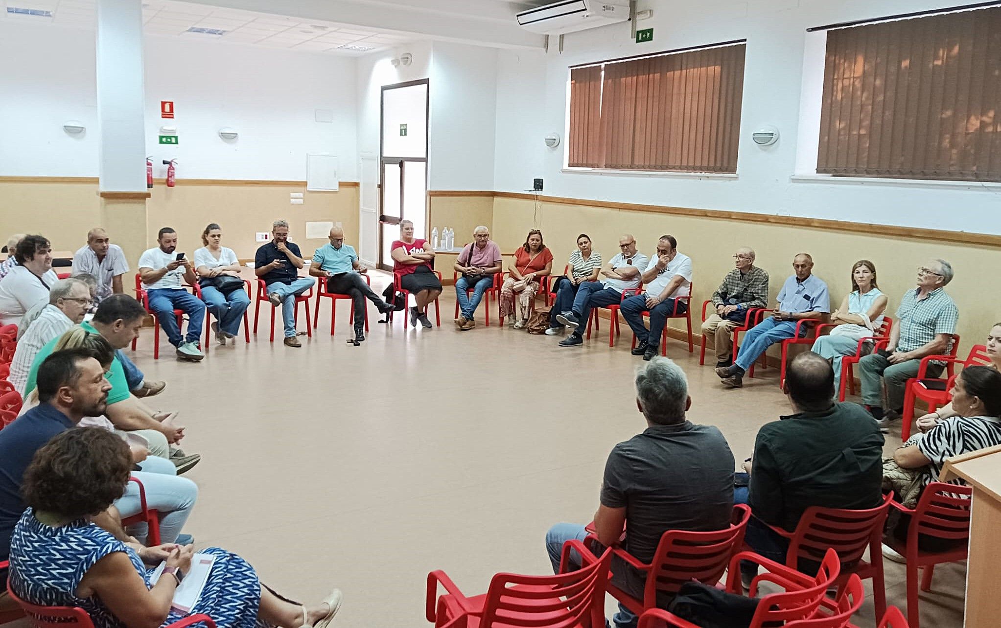 Un momento de la asamblea comarcal IU Sierra en Villamartín.