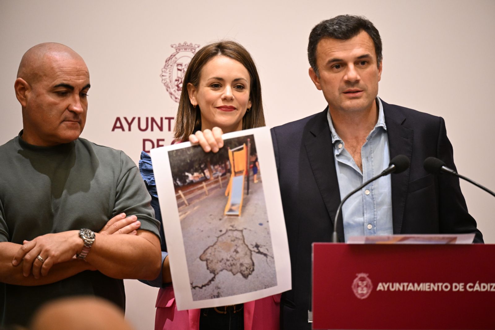 Más de 700.000 euros de inversión. El alcalde y delegados mostrando una foto del estado de un parque infantil.