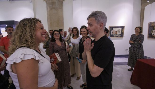 El autor de la saga 'Reina Roja', dialogando con lectoras. 