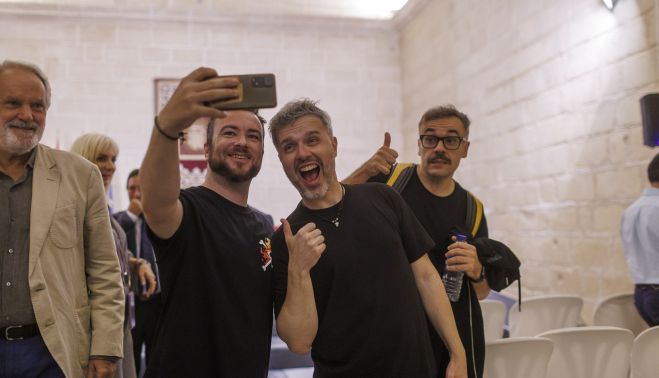 Gómez-Jurado, haciéndose un selfi junto a asistenes a la presentación.