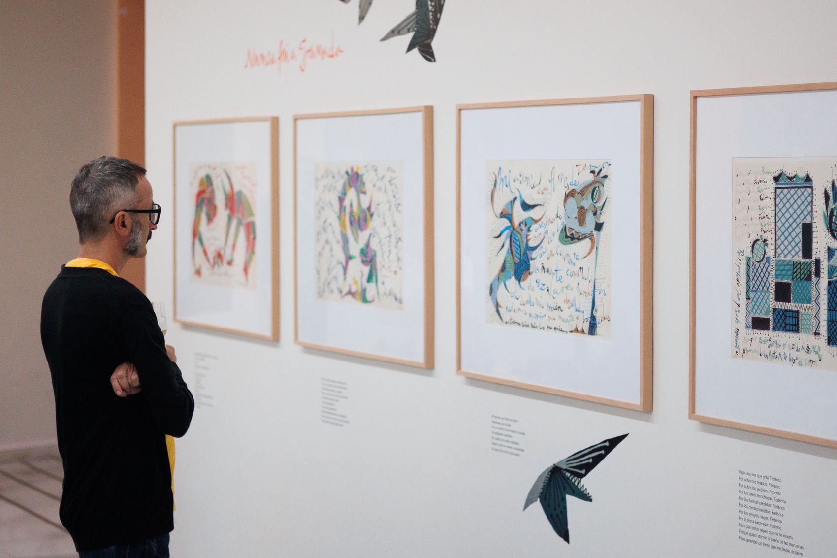 Un visitante observa algunas de las obras de Alberti en la exposición inaugurada en El Puerto.