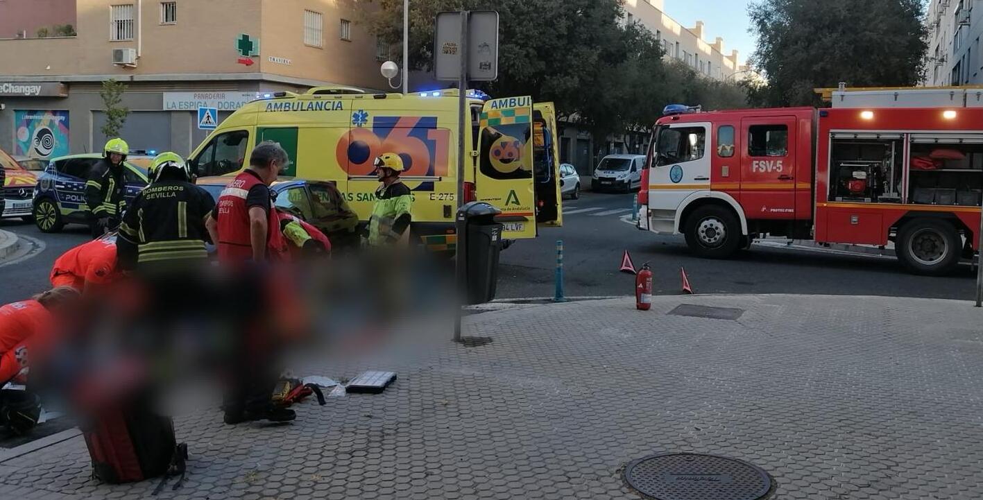 Un motorista ha resultado herido grave en un pie tras chocar con un coche en Sevilla.