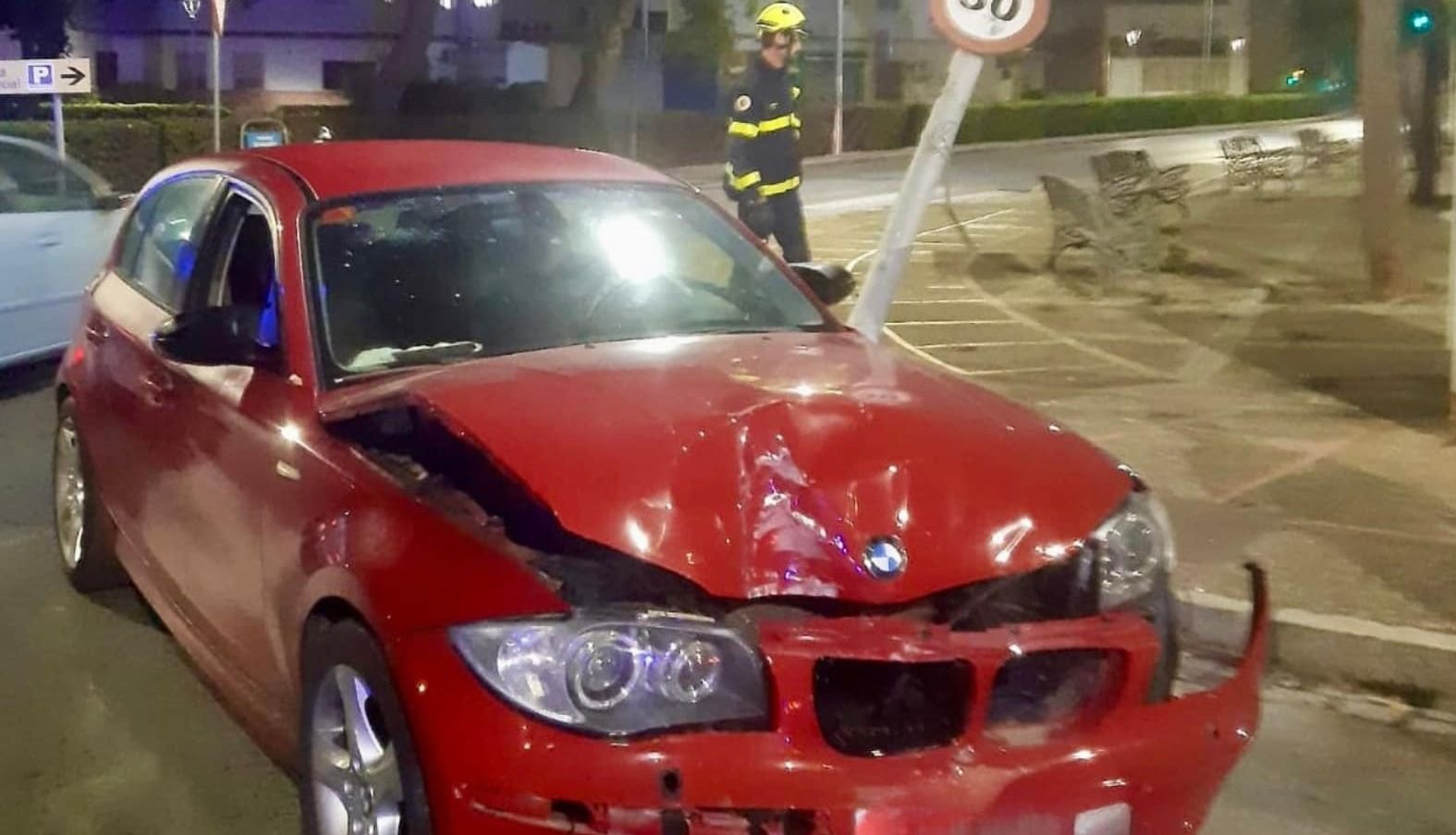 Tremendo impacto de un coche con una farola en una rotonda del Parque Atlántico de Jerez.