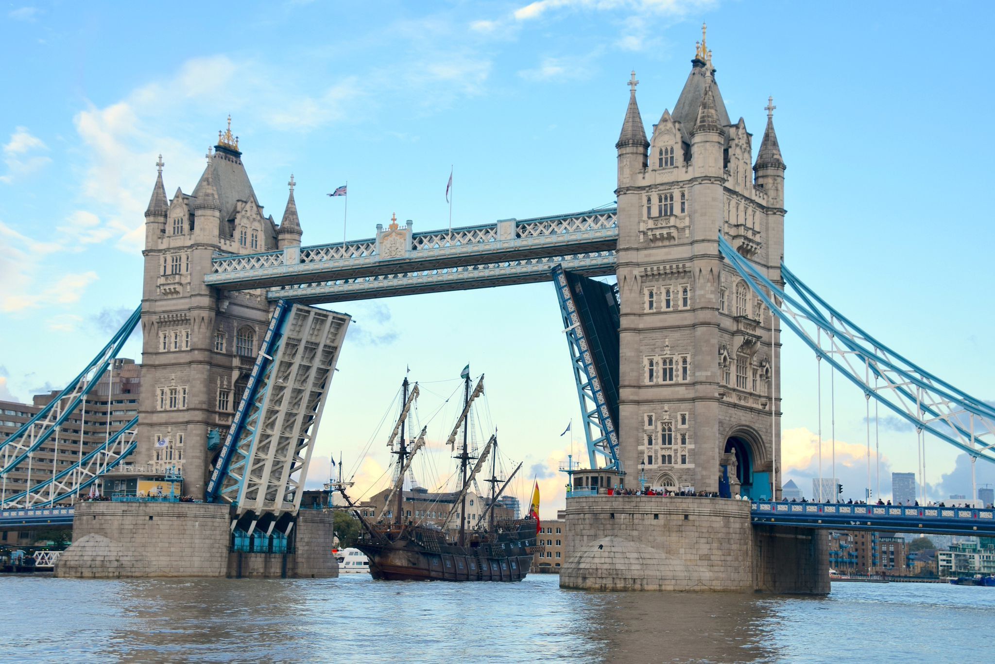 El Galeón Andalucía, bajo el Punte de la Torre de Londres.