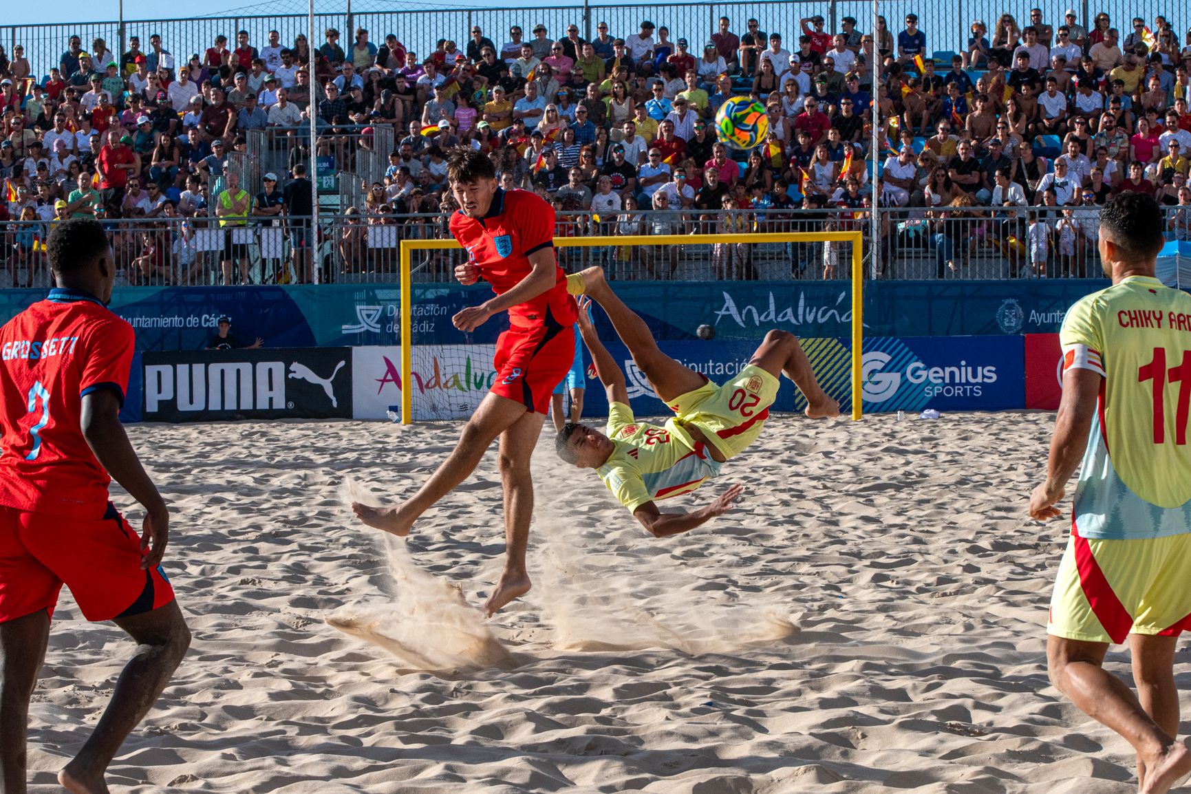 España e Inglaterra de fútbol playa, jugando en la Victoria de Cádiz, clasificatorio para el Mundial.