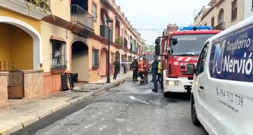 Los bomberos, en la calle donde se ha producido el incendio que ha costado la vida a cuatro personas en Guillena, en una imagen de Bomberos del Aljarafe.