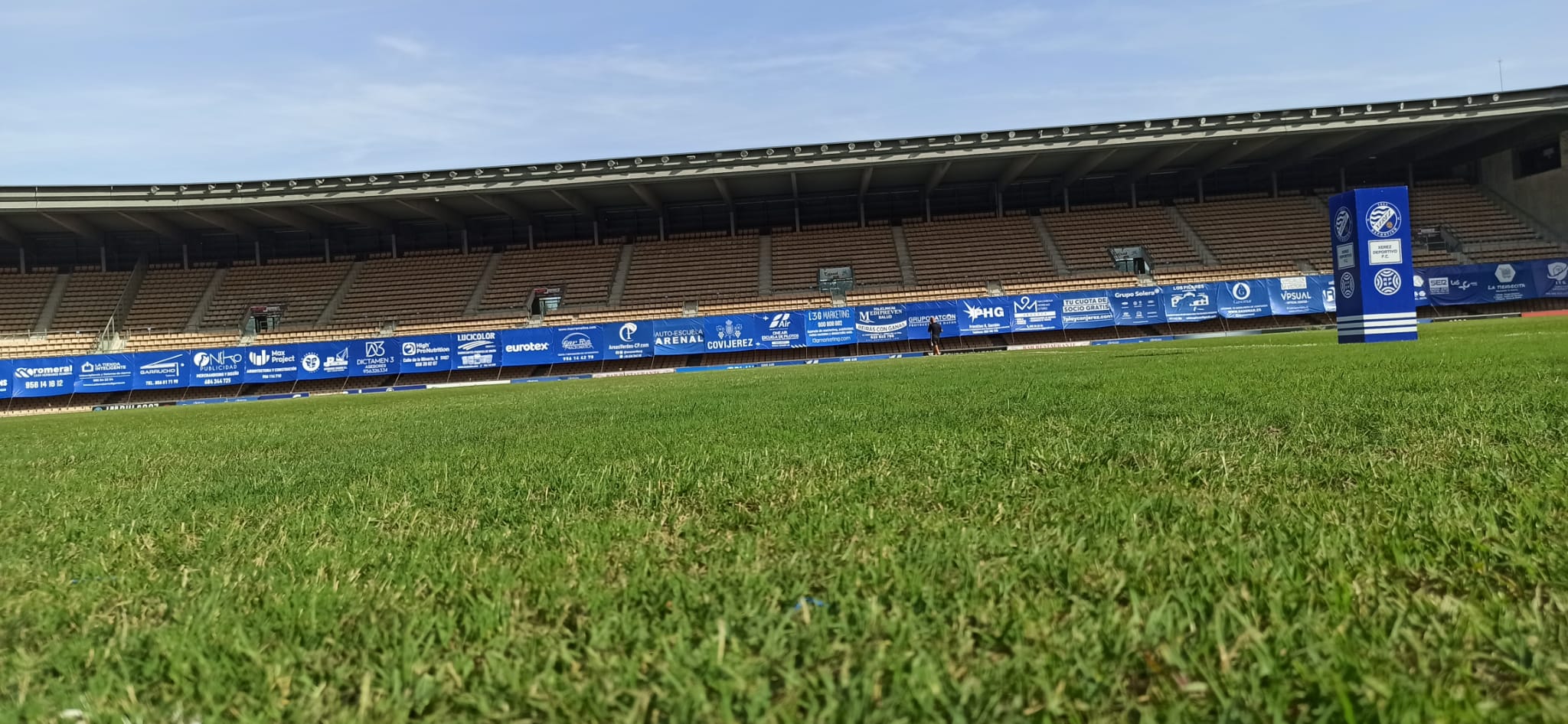 El Xerez Deportivo FC lamenta el estado del césped de Chapín.