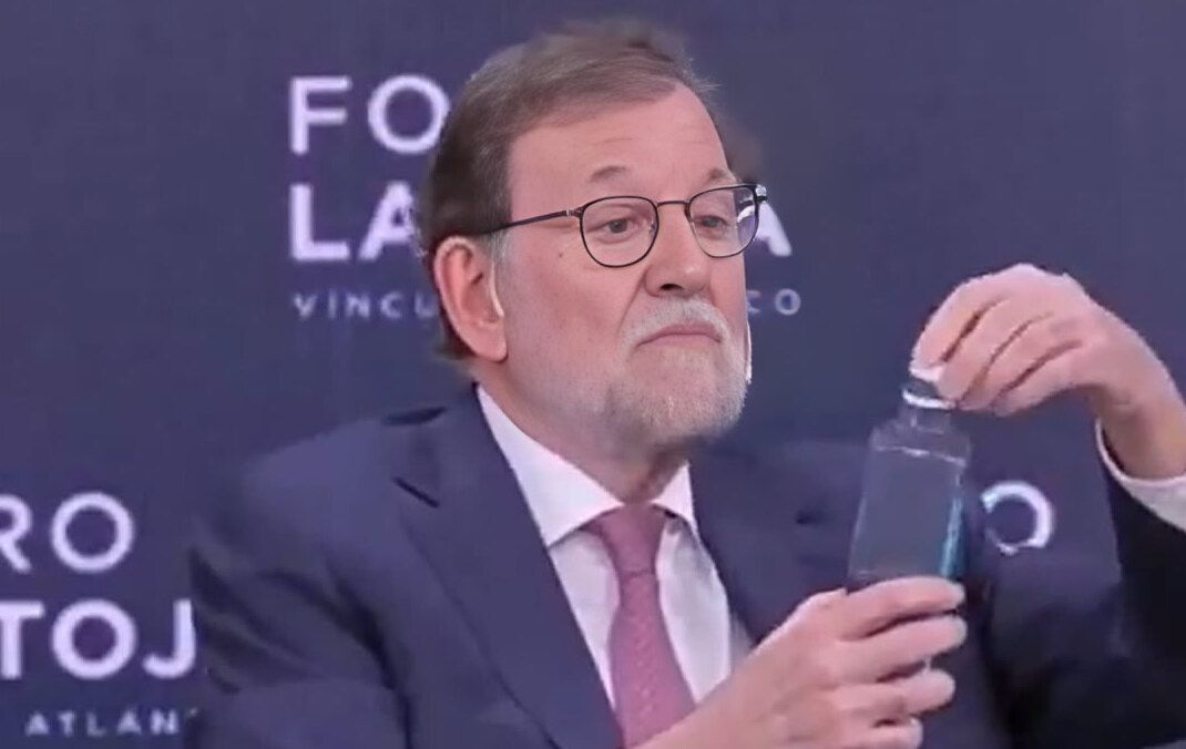 Rajoy y la famosa botella de plástico con el tapón anidado.