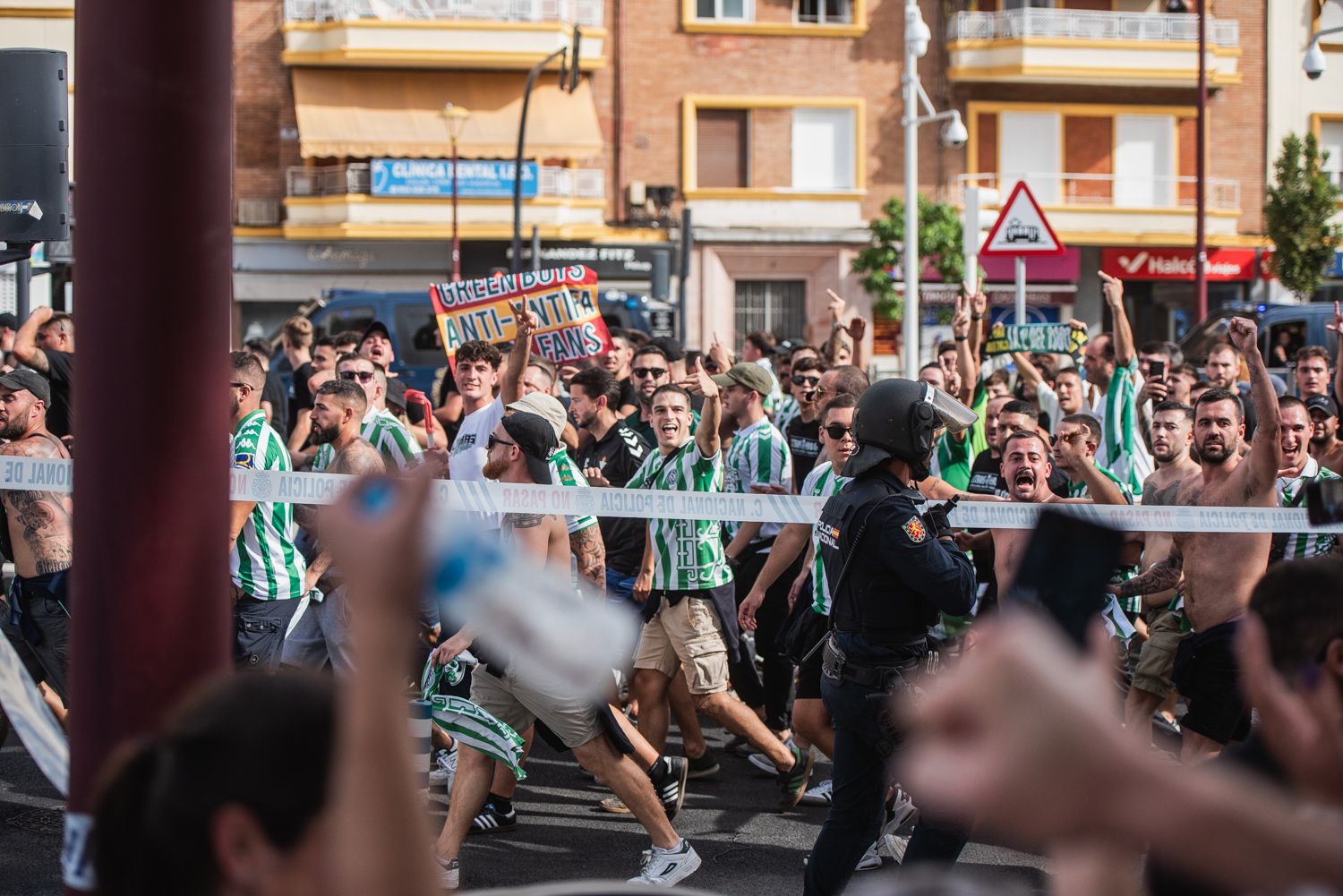 El derbi sevillano en los alrededores del Pizjuán, en imágenes.