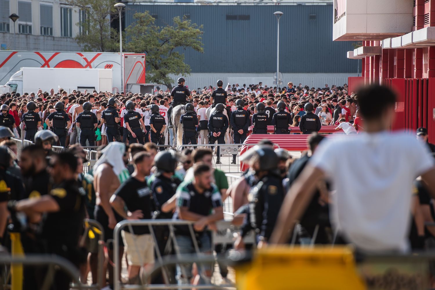 La llegada de los aficionados del Betis al estadio del Sevilla FC, el pasado domingo.