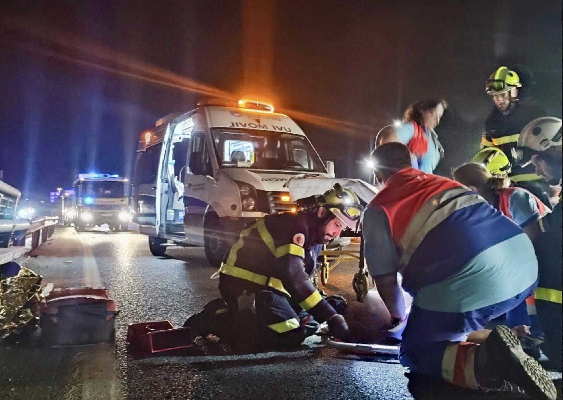 Bomberos y servicios sanitarios asisten al hombre herido tras el accidente.