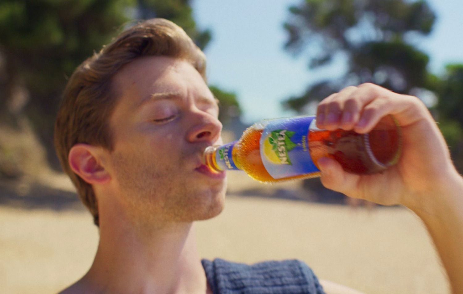 Un hombre bebe Nestea en un anuncio de la marca de Nestle que comercializaba Coca Cola.